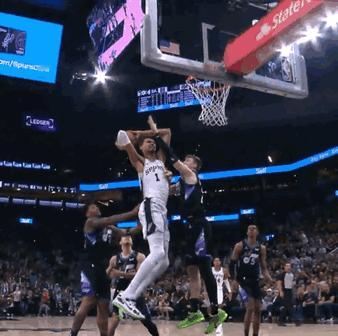 我滴天呐！文班三分线点飞马尔卡宁，罚球线起飞，双手隔扣菲利波！
臂展太吓人！
残