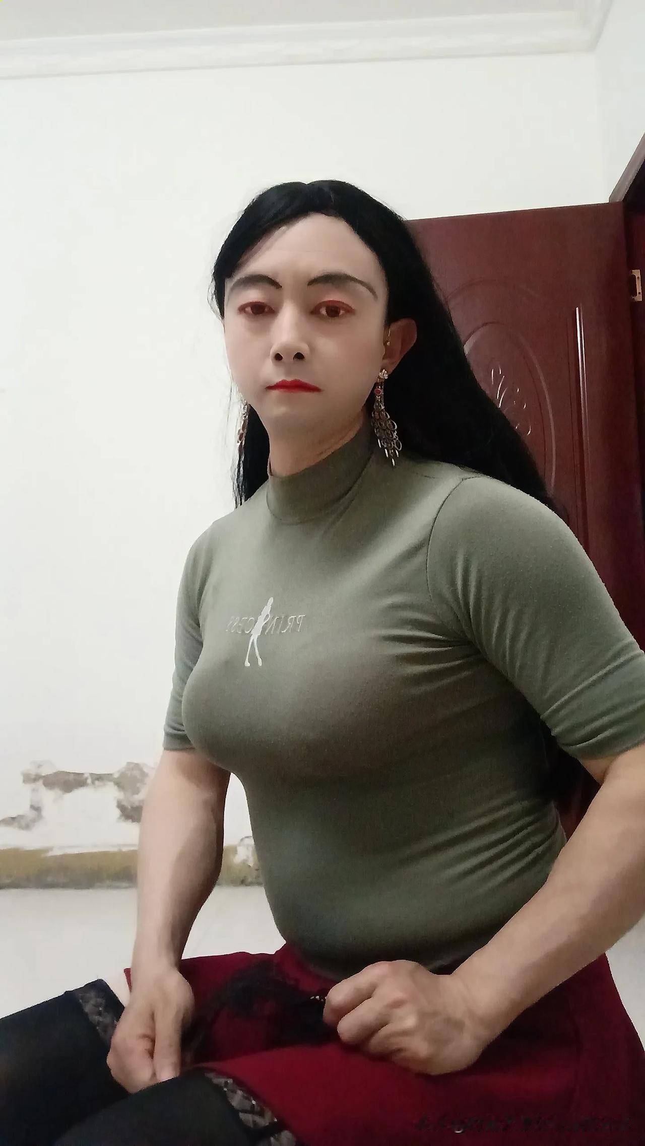 大叔喜欢变装挺有趣的。在这个多元包容的时代，每个人都有追求独特喜好的权利。就像我
