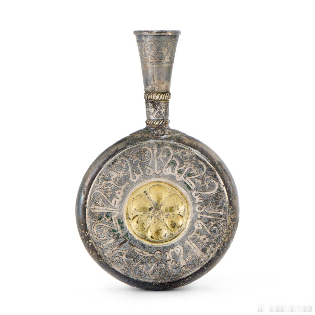 历史知识 一对来自11-12世纪伊朗的局部鎏金及乌银镶嵌银质朝圣瓶，高22.5厘