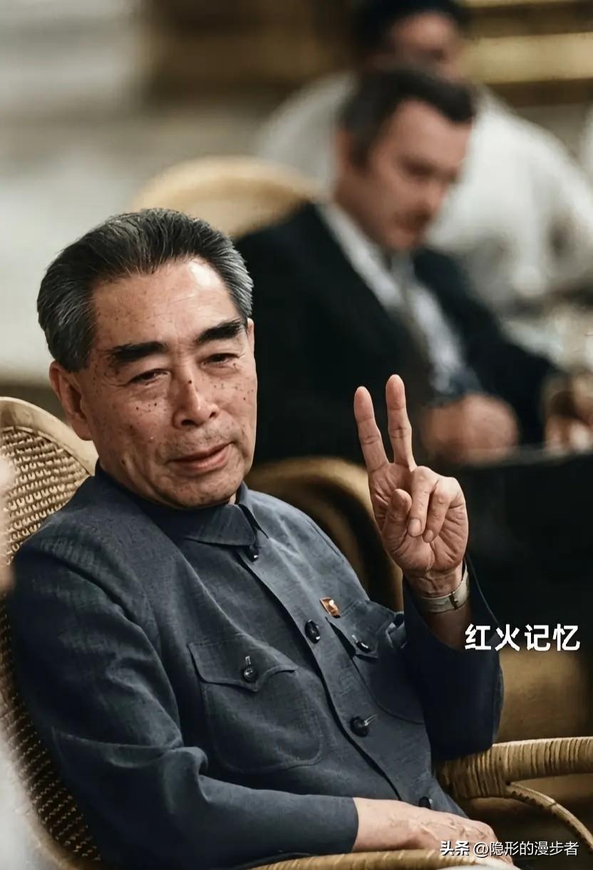 年轻时的周恩来，位列民国四大美男子，容颜与风骨皆惊艳时代。剑眉朗目，鼻梁挺拔，浅