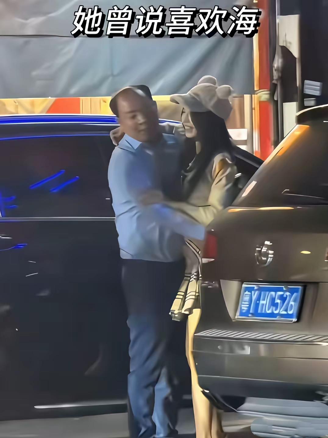 她以前总说喜欢海，我满心欢喜奔赴海边。

直到再见她才懂，她爱的海，是地中海……