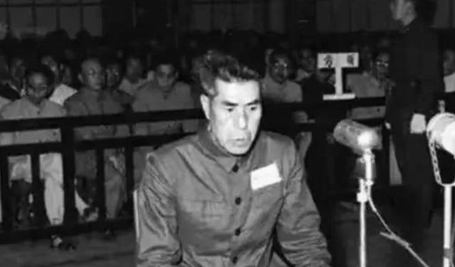 1957年，许世友将军的警卫连长去上海出差，和一男人擦肩而过，军人的警觉，让他猛