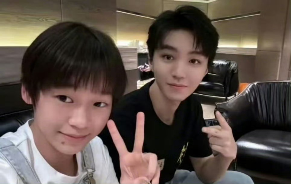 全红婵拎到王俊凯爆炸头妹妹昨天还去看话剧了，太幸福了吧！！两小只关系太好了 羡慕