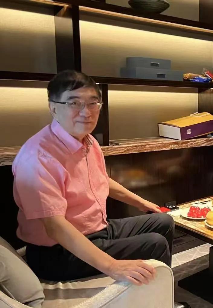 邓宁东：《古稀同窗情．我的同学郭基元》
 
 清晨翻看旧相册时，泛黄的毕业照突然