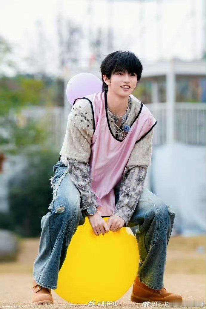 从初见走到现在，穆祉丞在Bee疯糖真的成长好多穆祉丞说bee疯糖不杀青周五晚高疯