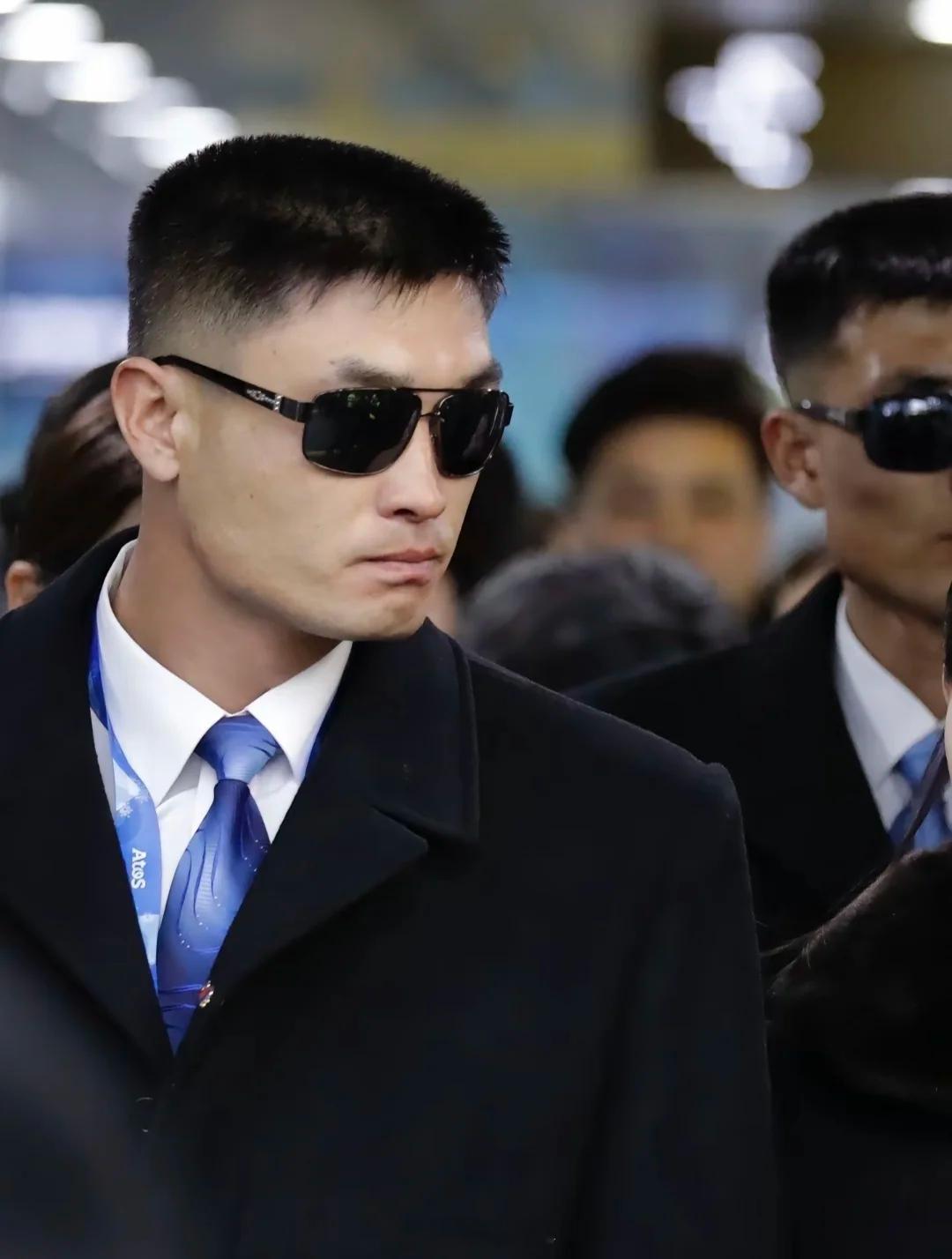 金小妹旁边的这几个黑衣人，是不是很能打朝鲜 韩国 ​​​