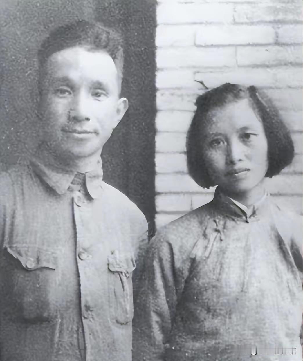 这三张照片记录了粟裕大将与夫人楚青的革命岁月留影。
粟裕是我军杰出的军事家，被誉
