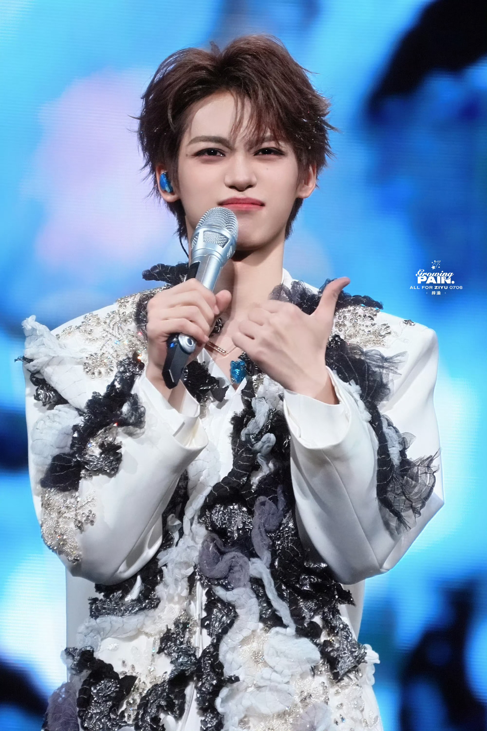 黑色木耳套装怎能如此帅气呢梓渝好帅，这张脸就是如此的权威