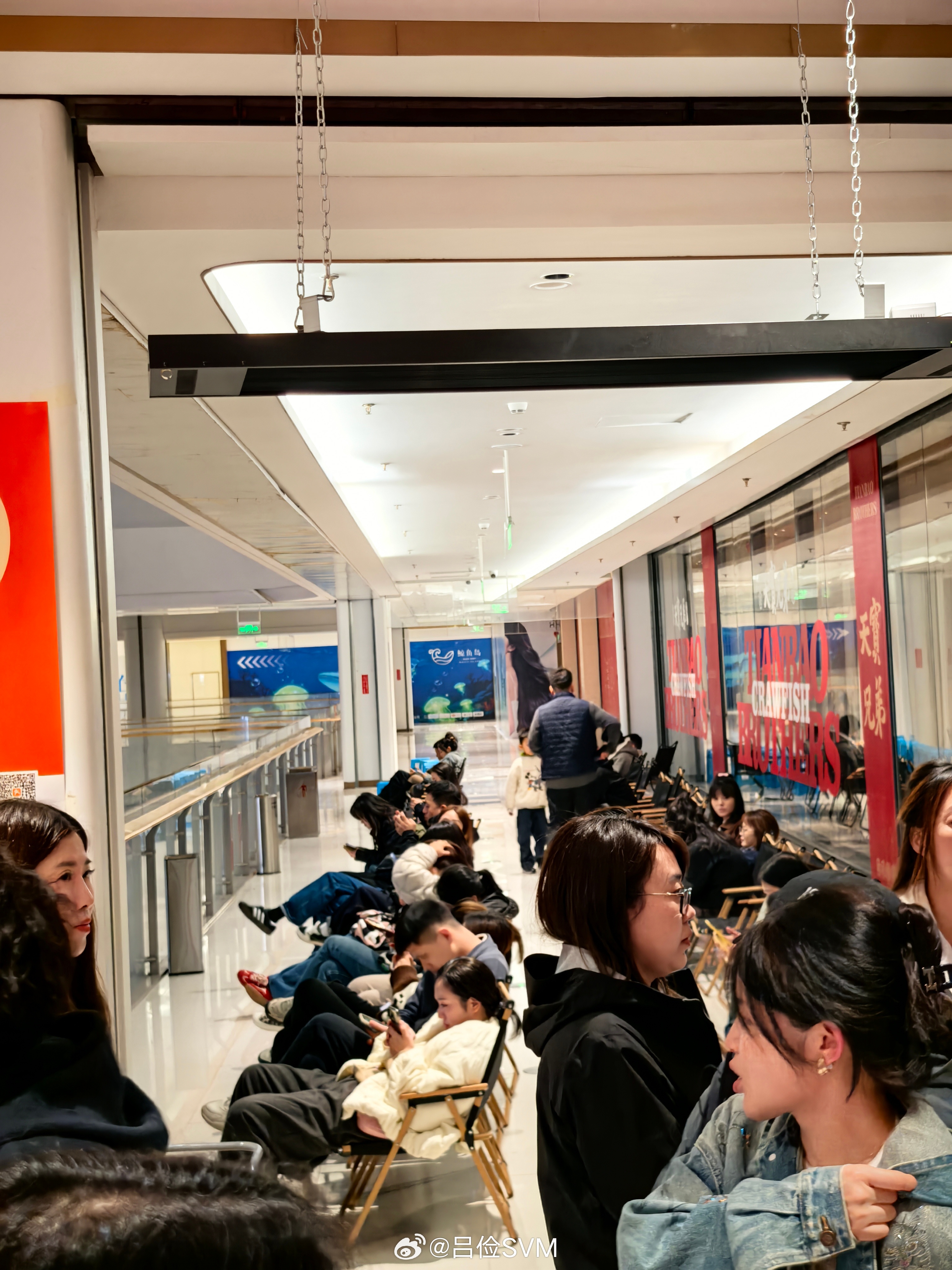 都这个点了，天宝兄弟前面等位100桌…这家啥时候不用排队咧… 