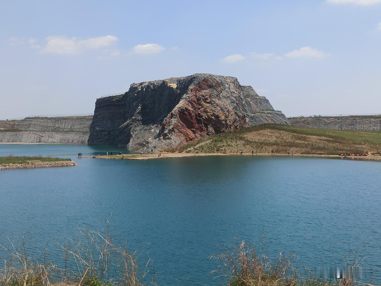 邳州燕子埠扒头山成网红打卡地，名为“赛里木湖”，实时观感一般。除一潭碧水外，山体