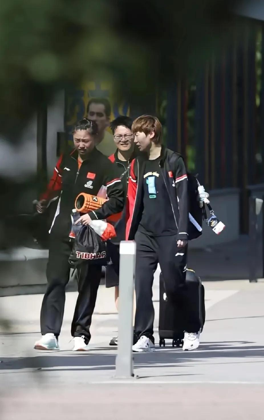 国乒夏训下训路透！王曼昱与徐艺并排同行，迷糊找车日常超有梗
 
刚刷到国乒夏训下