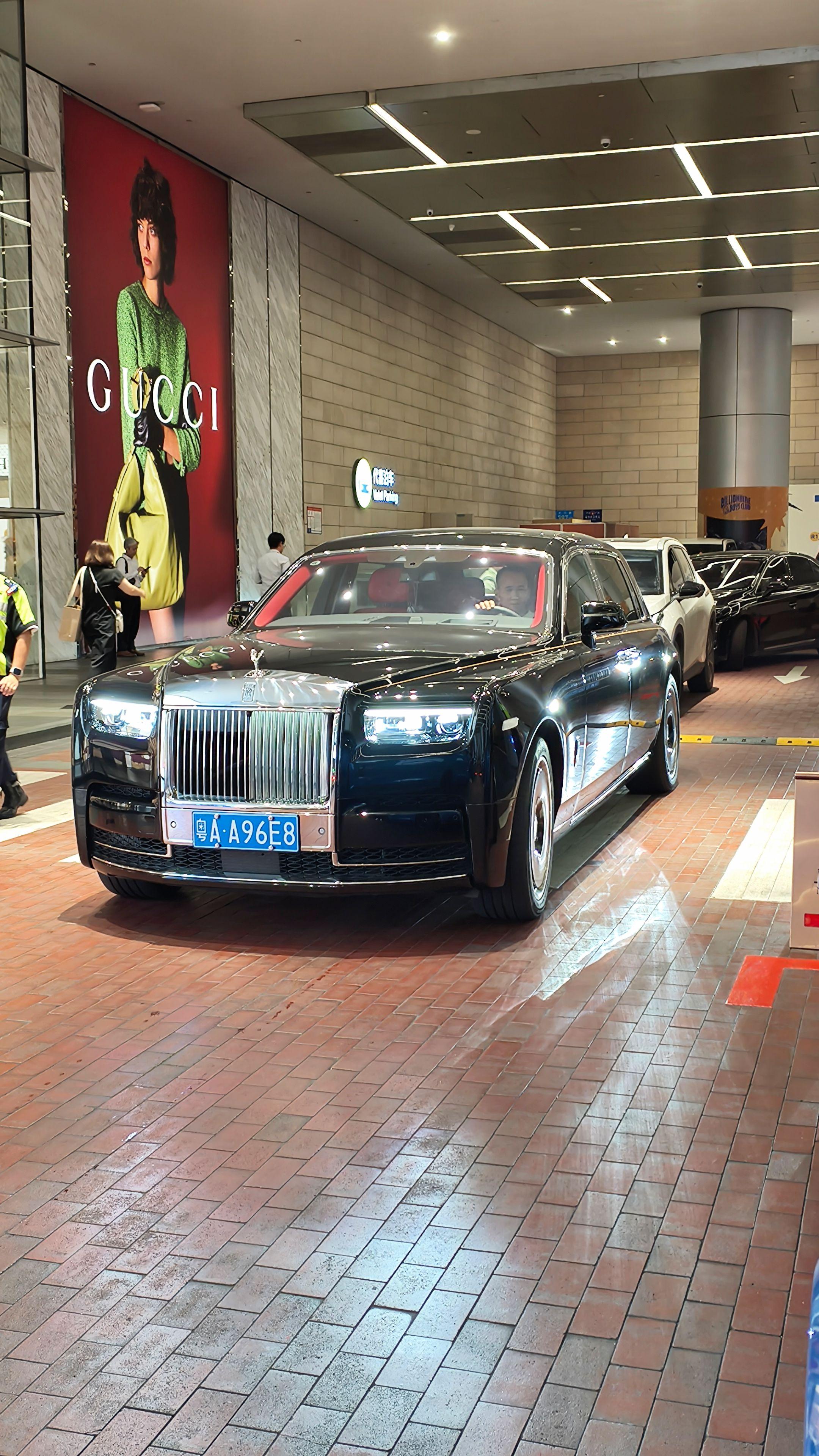 在广州太古汇偶遇顶级大佬座驾劳斯莱斯幻影8.5代加长，黑色外观金色腰线...