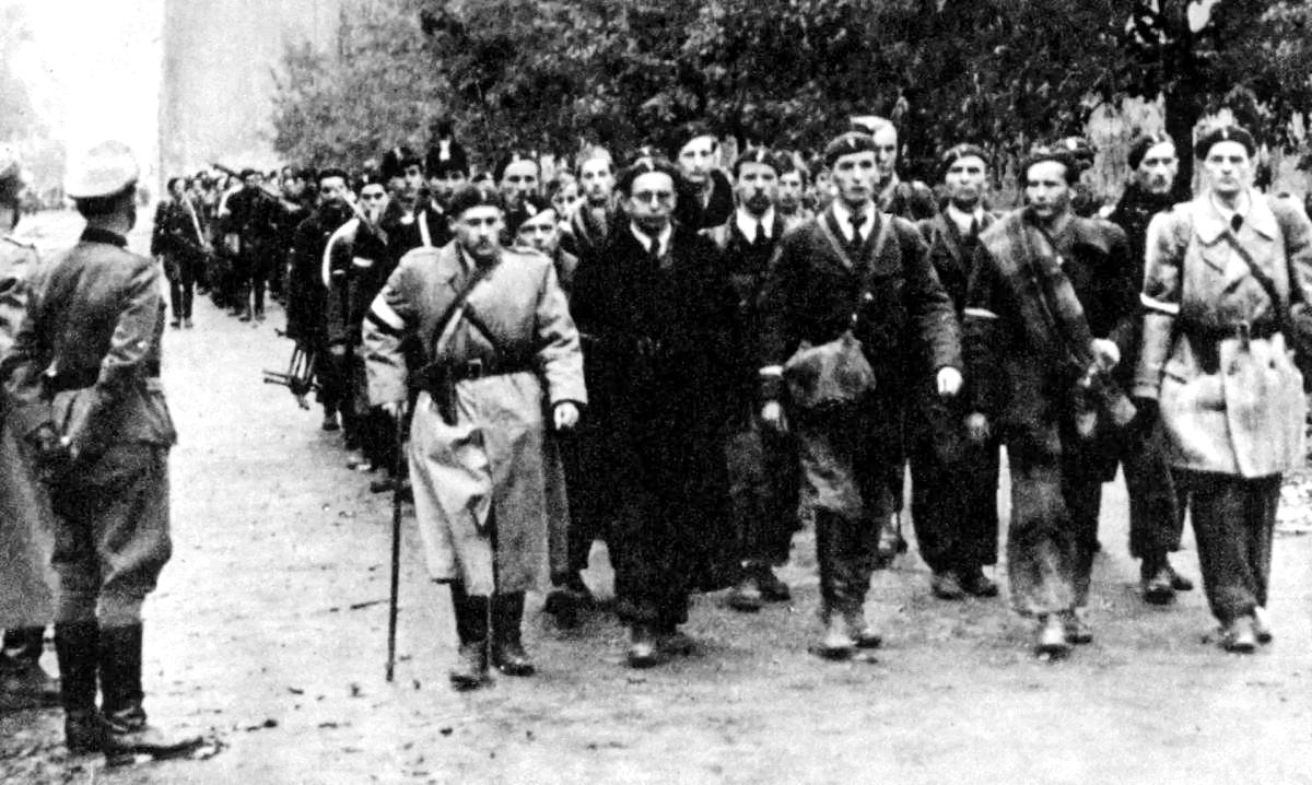 1944年10月2日，华沙起义领导人向德军投降，根据投降条款，起义参与者被视作战