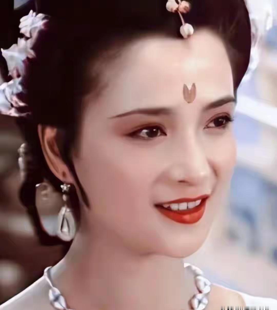 她演完了四大名著，却演不好自己的人生。
顶级演员的悲剧，往往不在戏里。
何晴，中