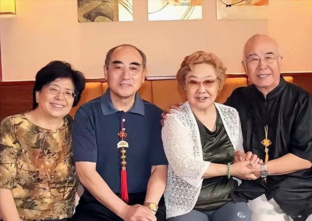 《患难知冷暖》当你如日冲天，天天风光无限。沾亲带故不断，门庭若市尽欢。一旦失去光