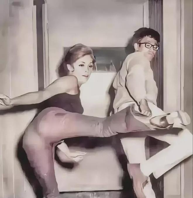 1968年，美女明星莎伦·塔特向李小龙学习功夫，李小龙戴着眼镜认真传授。一年之后