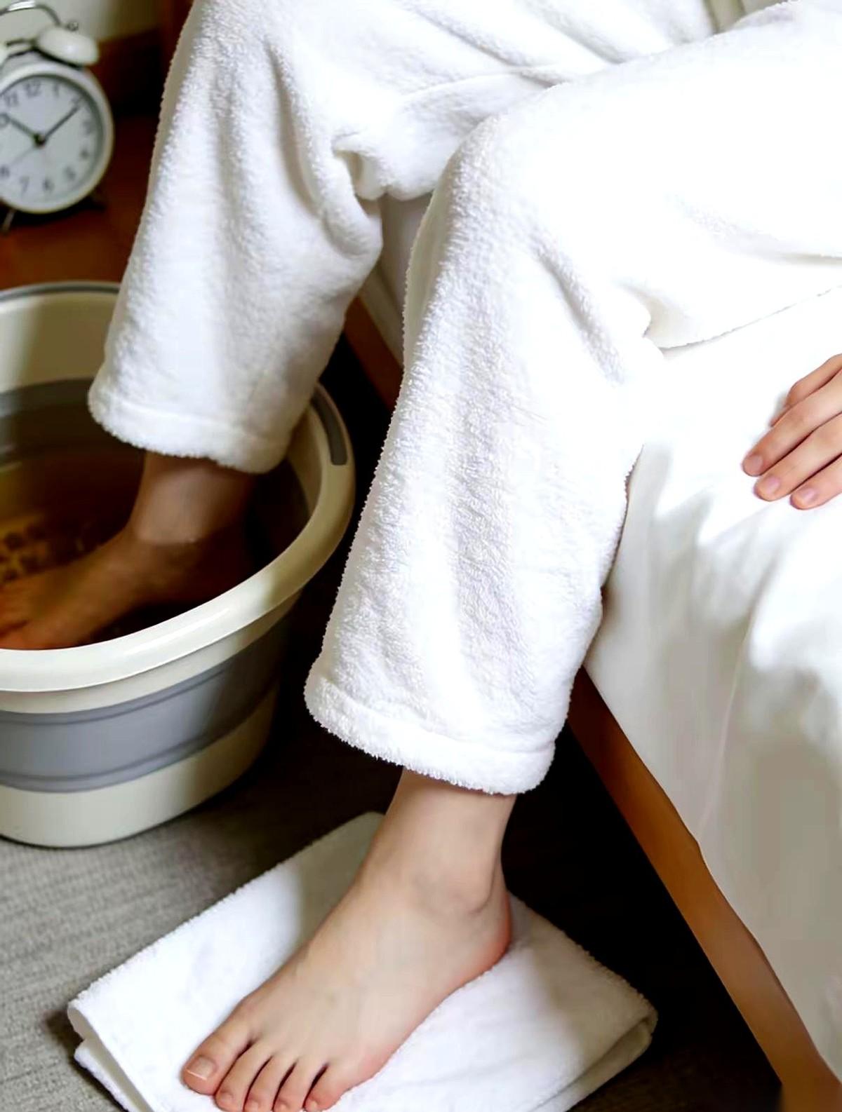 千万别小看睡前那盆热水。
一整天，身体都不是自己的。腿像灌了铅，每走一步，脚底板