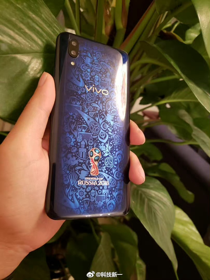 我也有过vivo这部世界杯手机！可惜被我送粉丝了这真是上古神机了