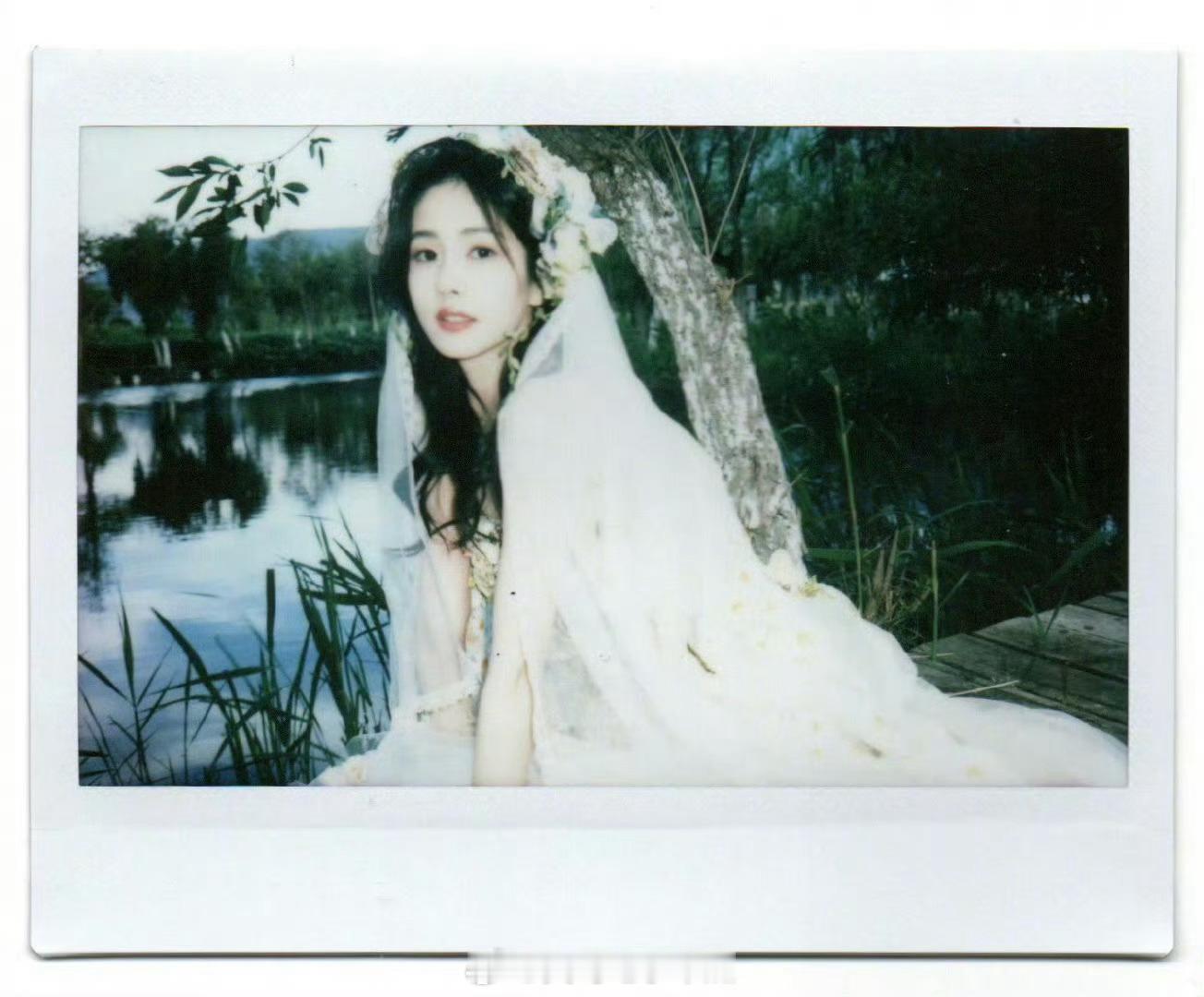 #白鹿纯白花嫁#白鹿纯白花嫁造型是真的很美呀，让人看一眼就好心动，果然穿婚纱的女
