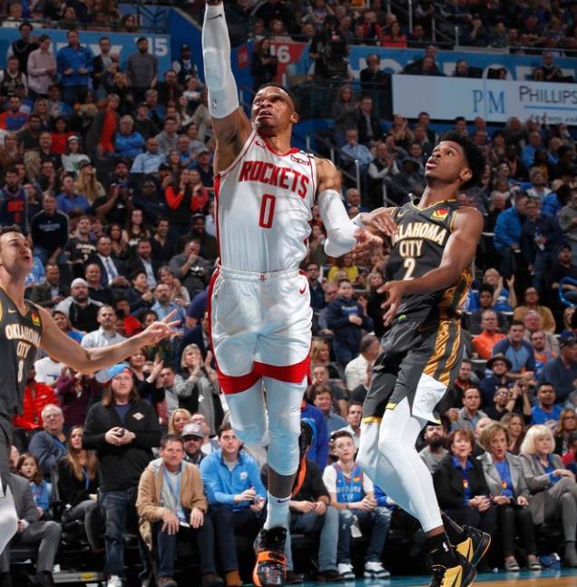 不仅仅是乔约翰逊建议火箭队去追逐威斯布鲁克，就连前NBA的球员帕戈也直接喊话火箭