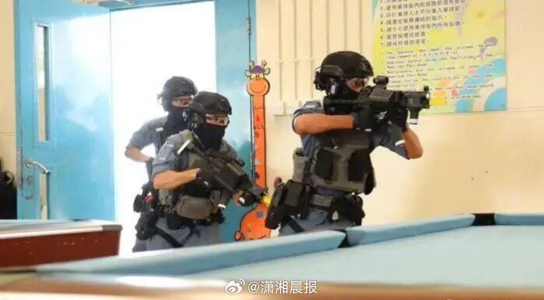 【硬核出圈！#香港警察持国产冲锋枪亮相#】近期，香港警察持国产冲锋枪亮相反恐演习