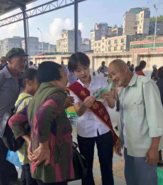 重庆一女子深夜，银行卡被盗刷四万。不挂失、不争辩，她转身去超市买了一袋盐。银行总