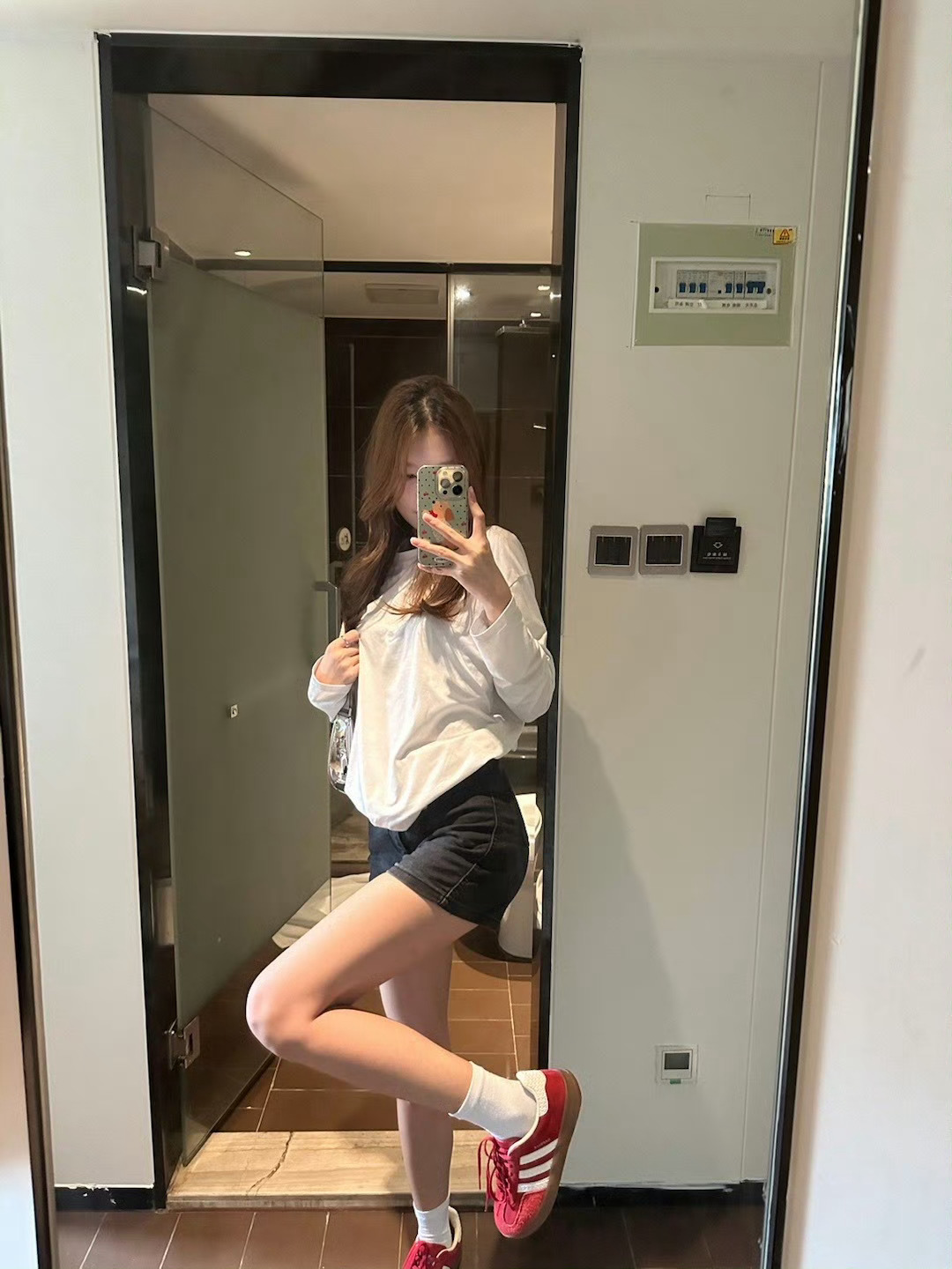 这个世界充满假象 唯有痛苦不会谎 ​​​
