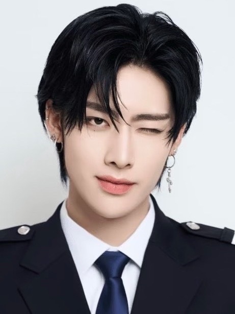 小澈家族三位wink一对比就看出来了张家豪的眼神劲儿最会撩，沈泉锐清冷，吴是温偏