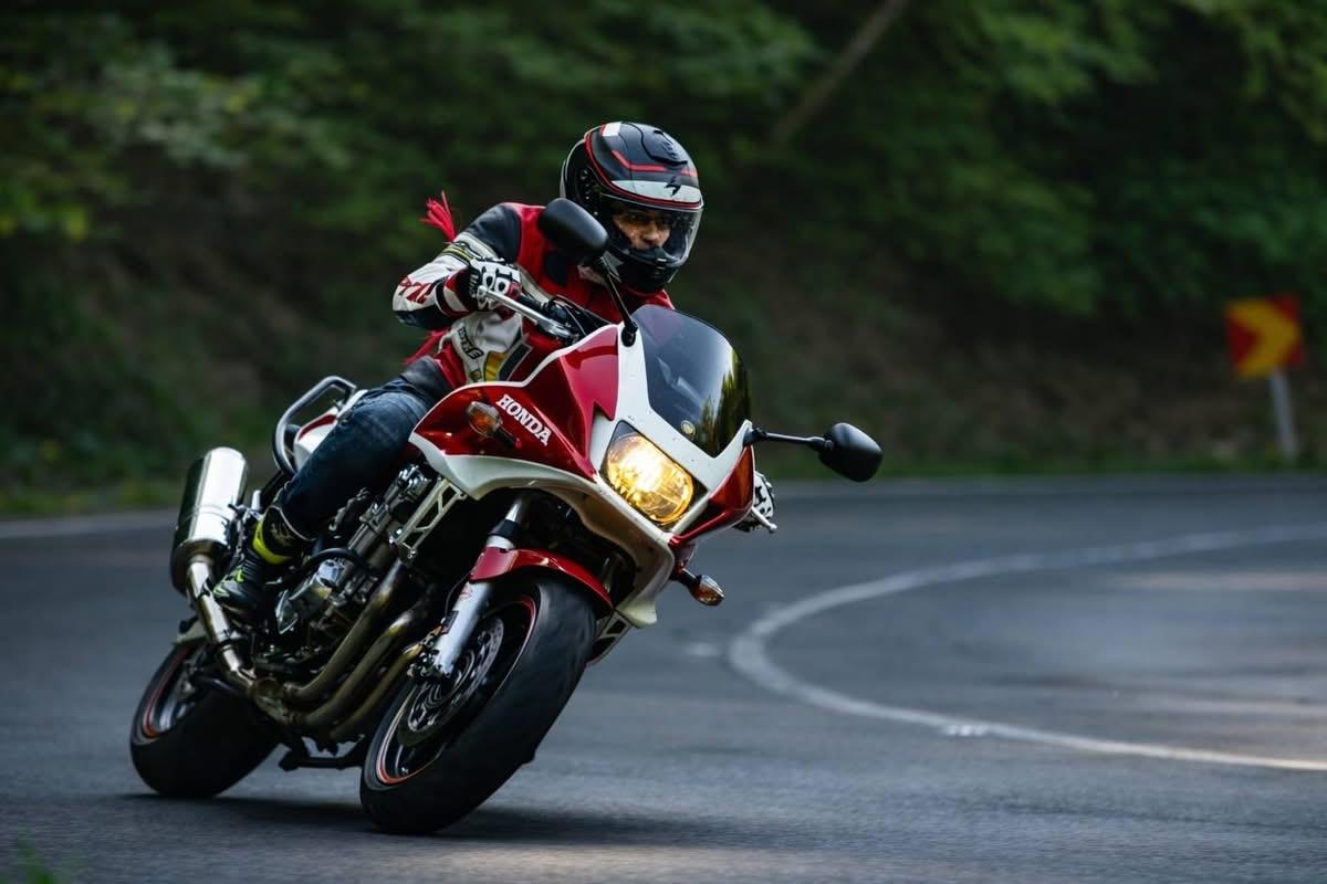 人生就是一路选择，一路坚持。每一次努力，都是在为未来铺路。别怕失败，别怕挫折，它