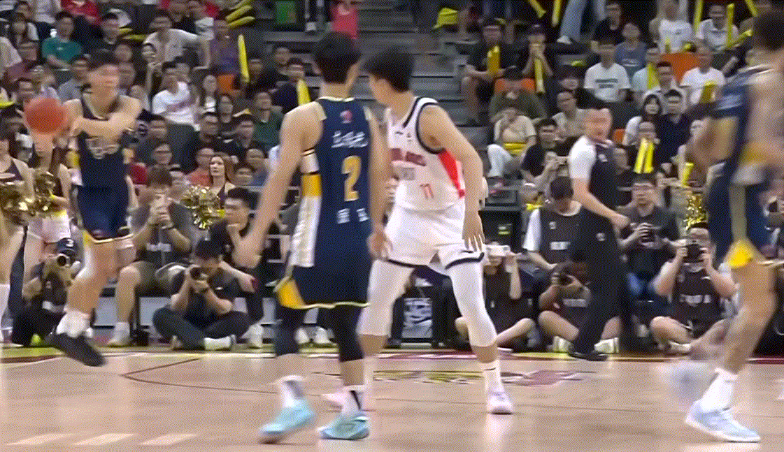 崔永熙下半场登场了，上来就有贡献啊，过掉徐昕秀拉杆，徐杰连拿5分，广东队迅速将比