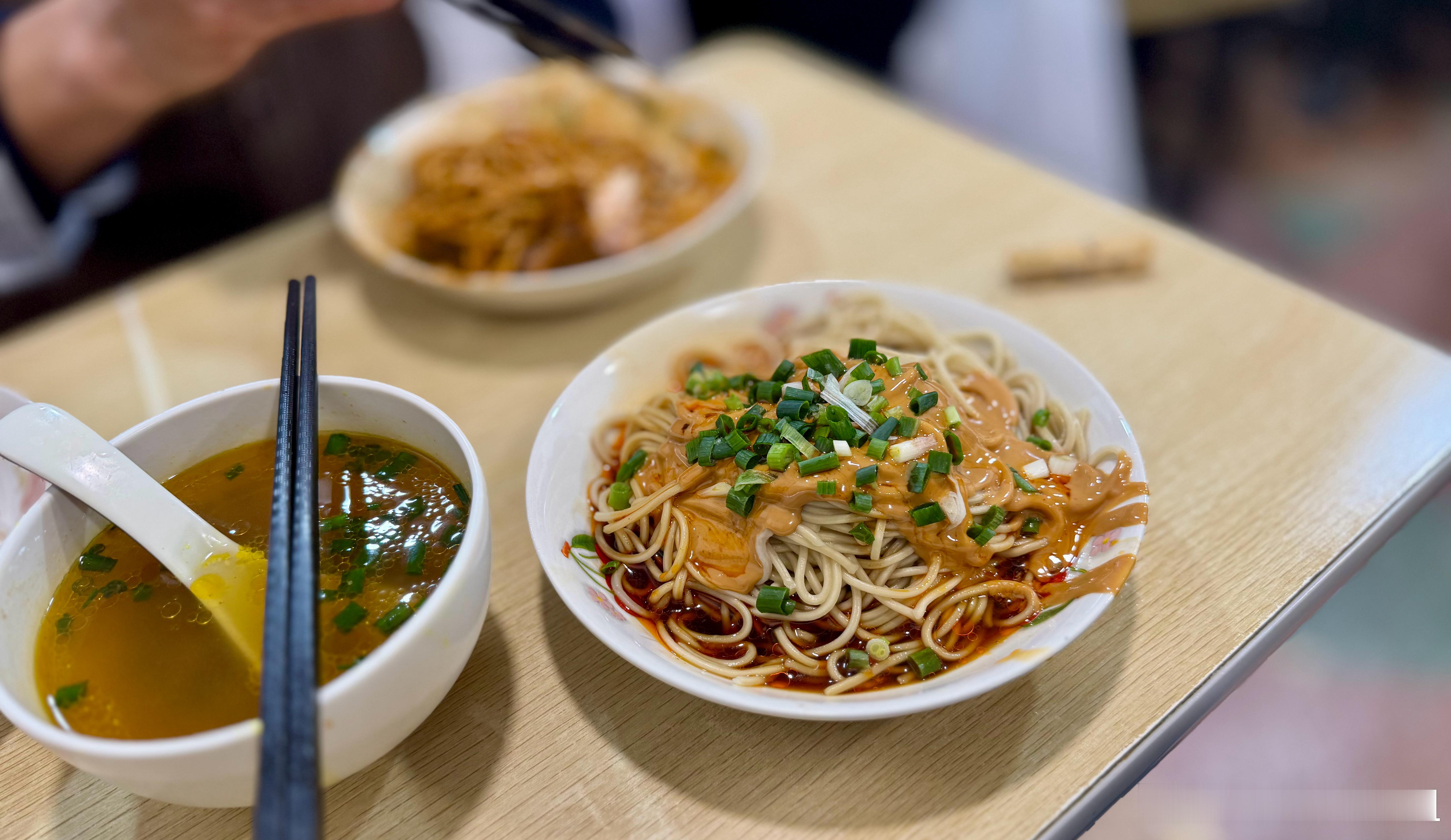 先让我吃完这碗米其林麻酱面+小牛汤！！