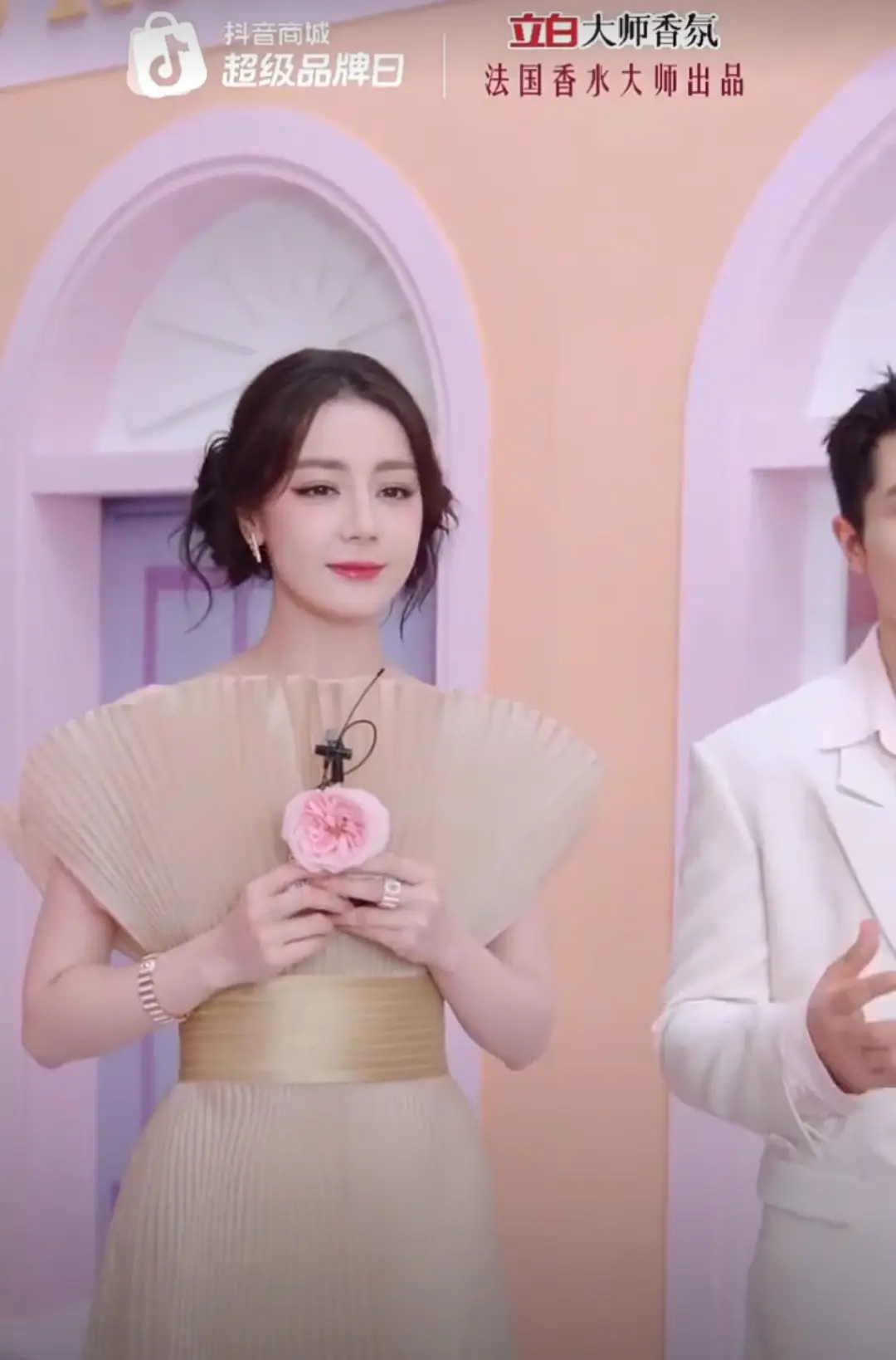 迪丽热巴最新直播状态大家觉得怎么样 