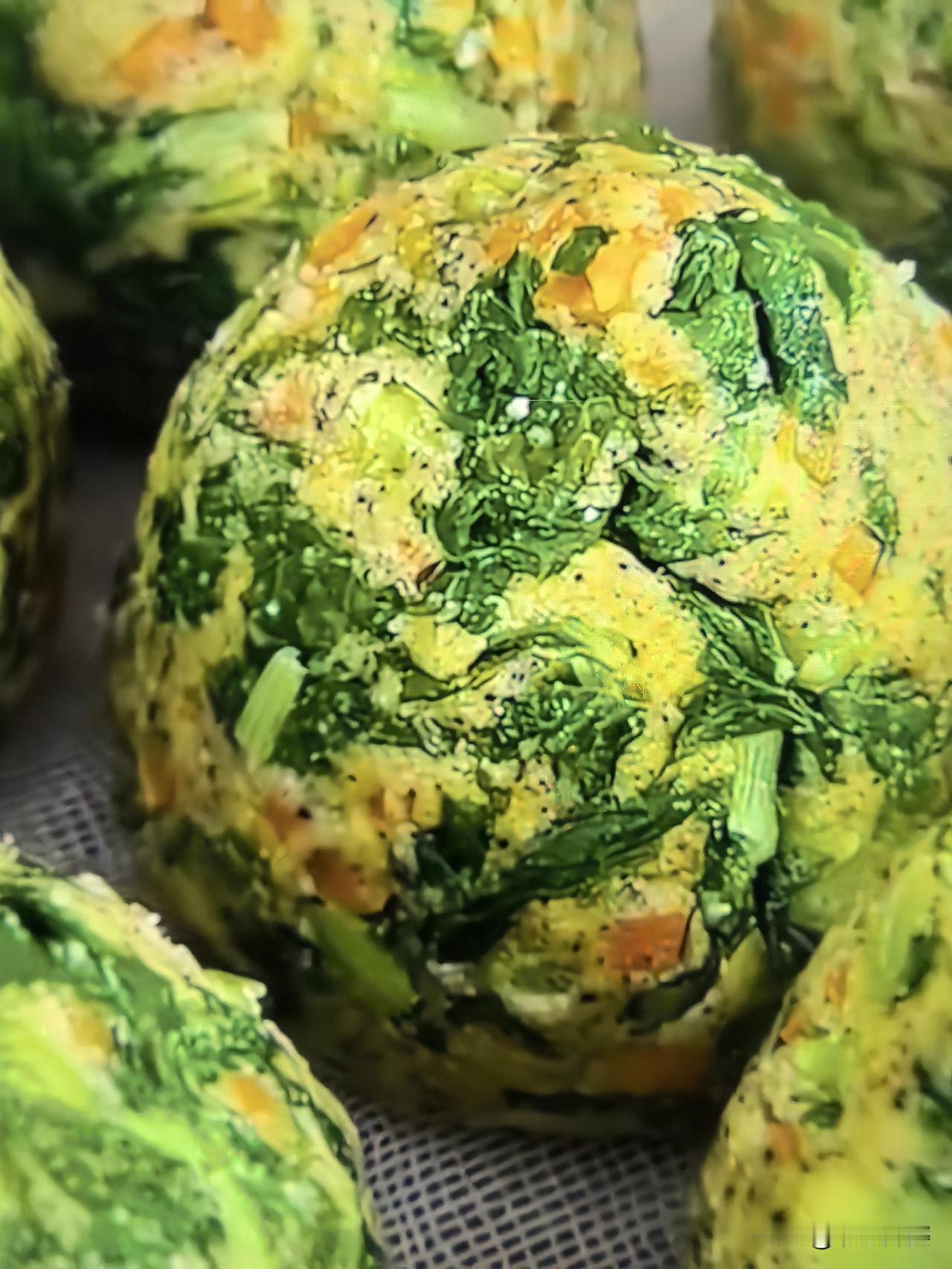 吃的干净低脂才健康，无糖无油的杂蔬玉米面窝窝头
春天的菠菜大量上市，今天给自已做