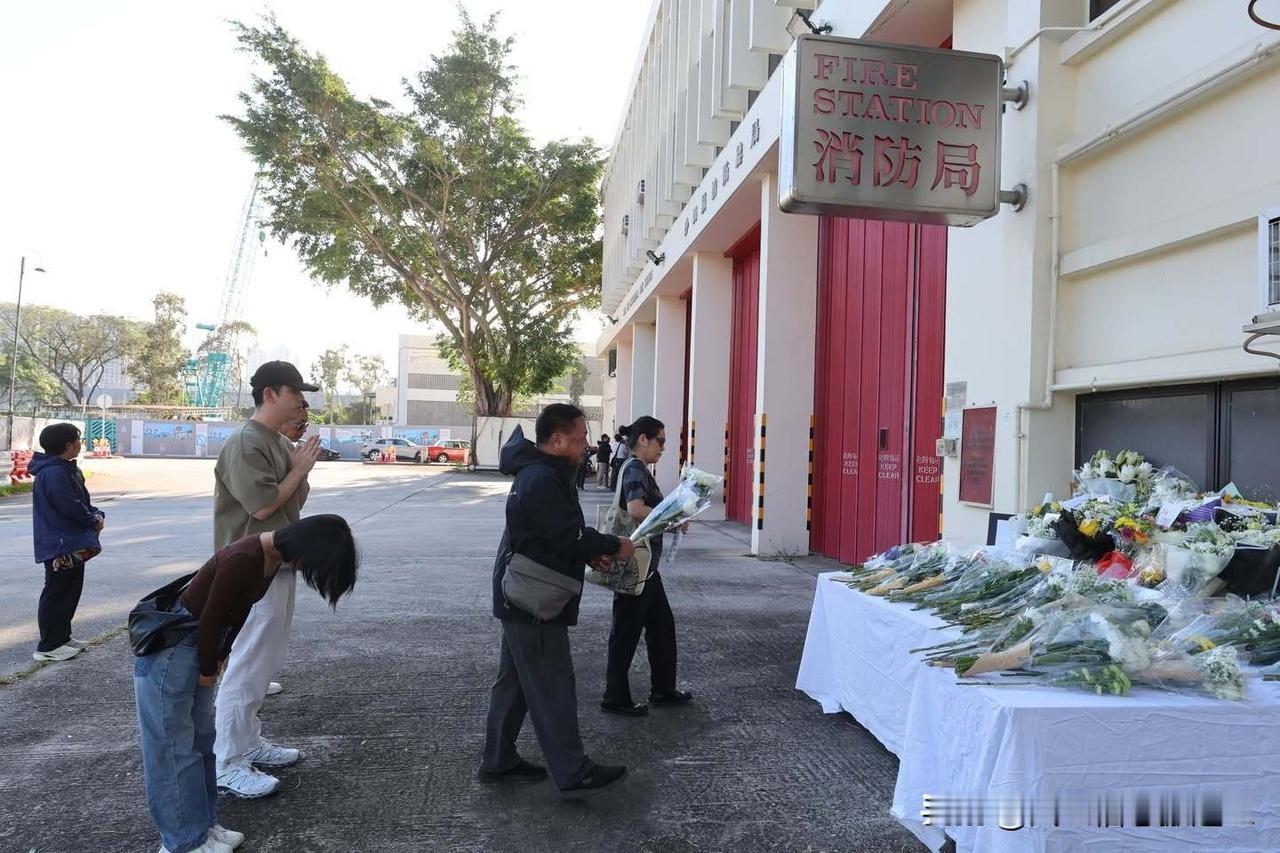 今天假期，有市民到殉职消防员，何伟豪所在的消防局献花；也有到事发的宏福苑悼念！