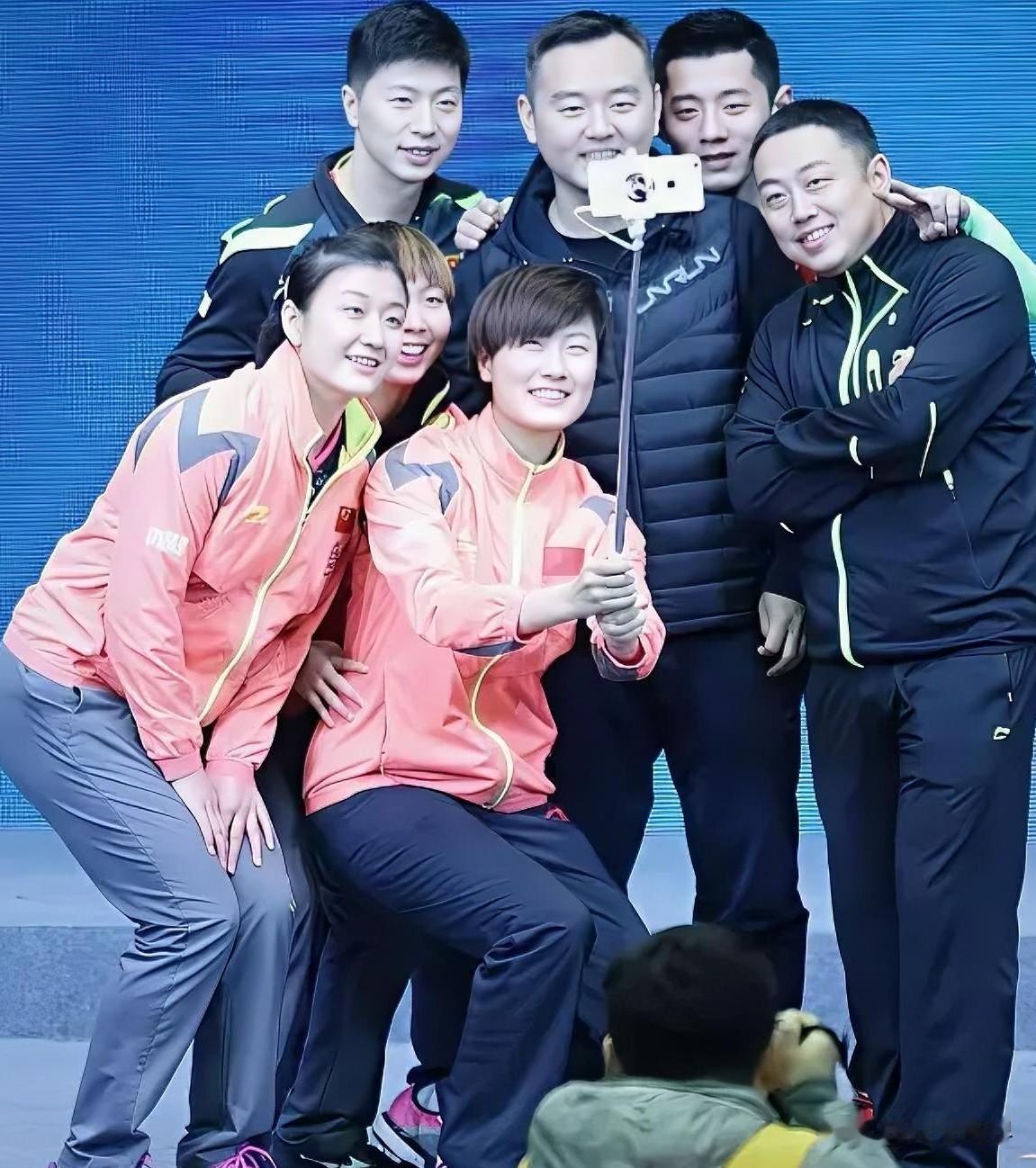他们是一个时代的缩影，国乒队伍的友谊印象全在他们的表情里。两位重量级教练，两位大