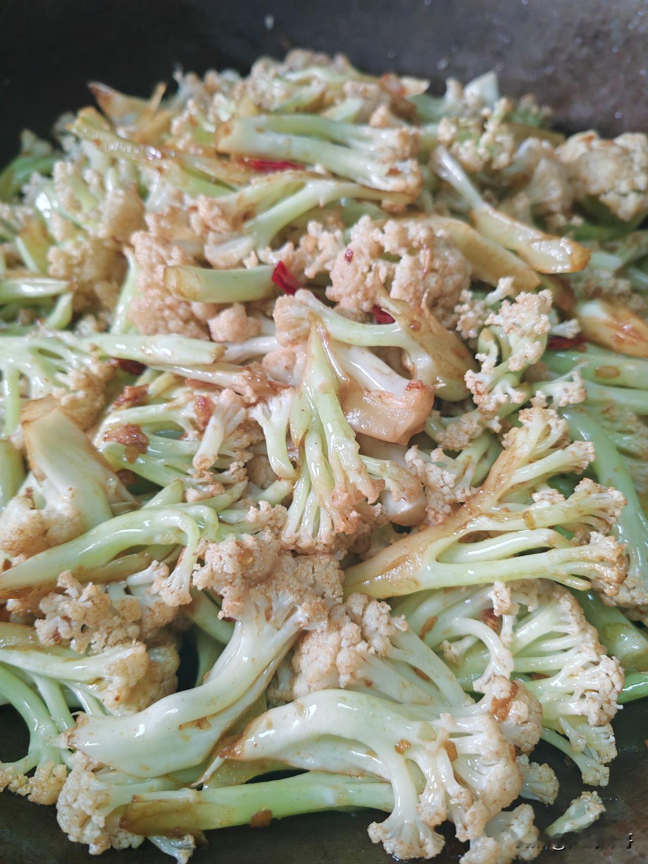 炒菜花是焯水还是直接炒?炒菜花不建议焯水，要用大火猛炒或者过油才有口感，否则不好