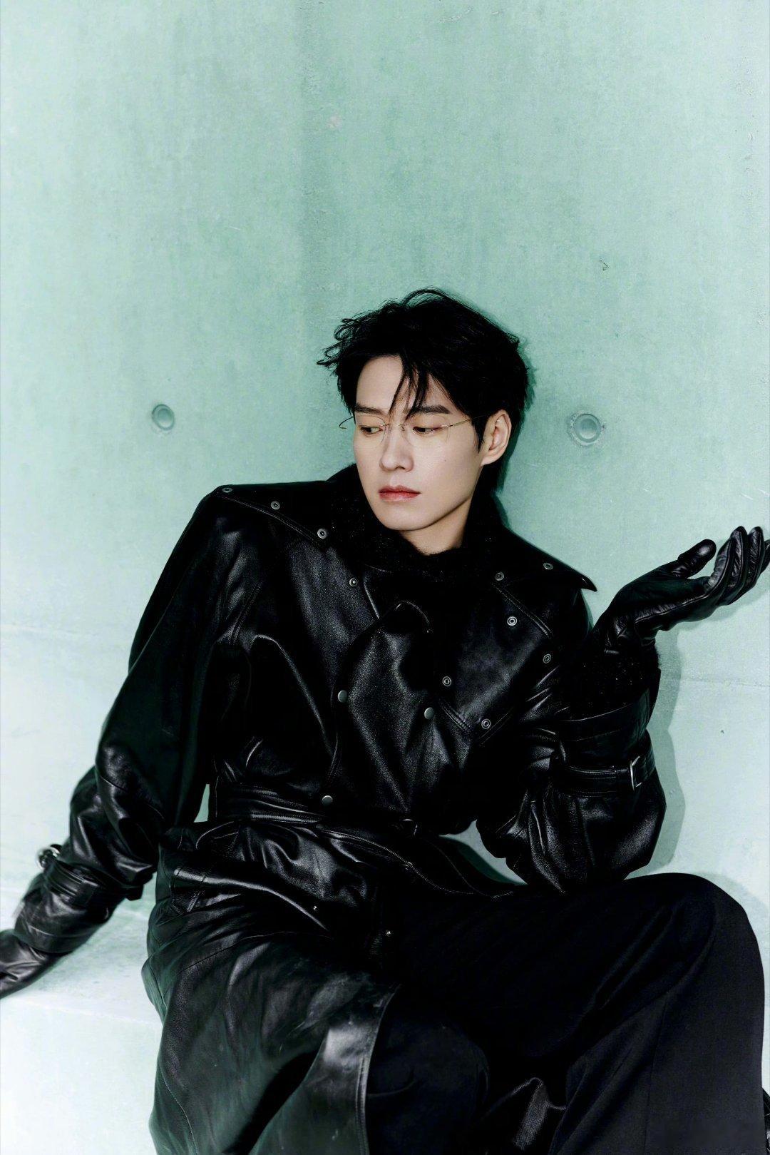 #魏大勋皮衣##魏大勋皮衣眼镜# 很好，两个元素我都[舔屏] ​​​