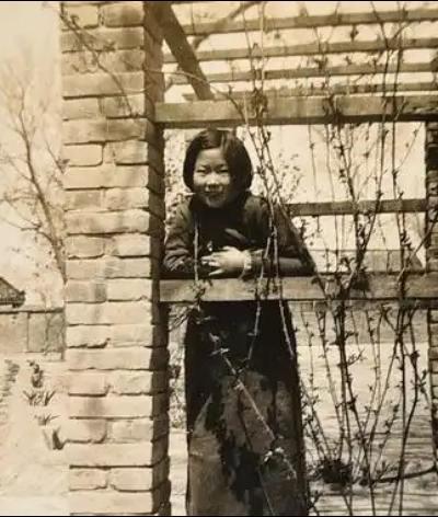 我的先辈我的神！ 宋莹，鲁艺华中分院戏剧系女生。1941年夏，日军对江...