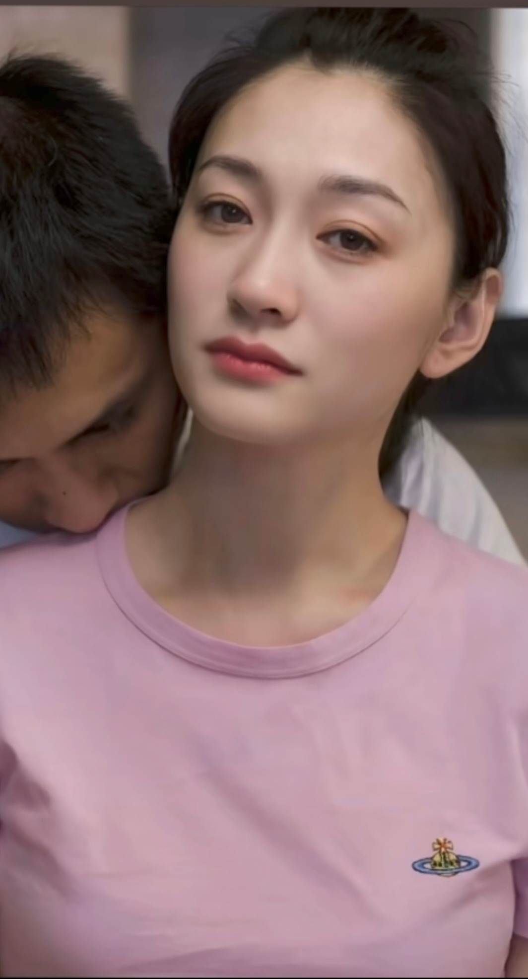 李小冉离婚前半生的李小冉，太重感情、太习惯付出。面对爱人，她交付真心、交付钱财、