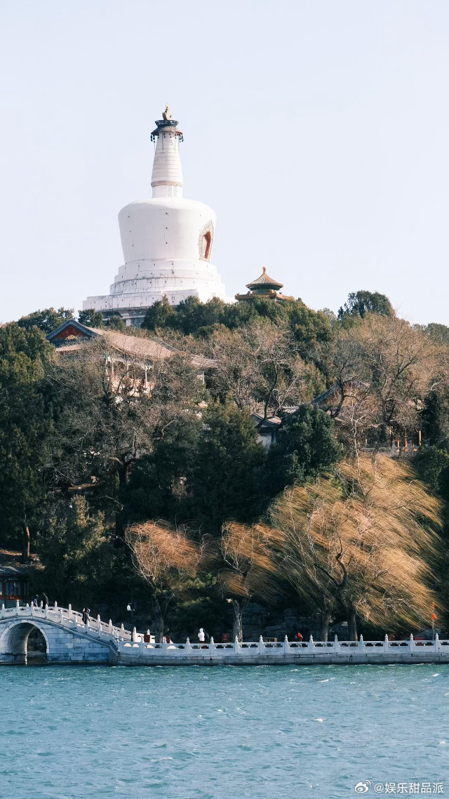 北京北海白塔脚下是广寒宫旧址 北海白塔脚下曾是元代广寒殿。古人把宫殿建在最高处，