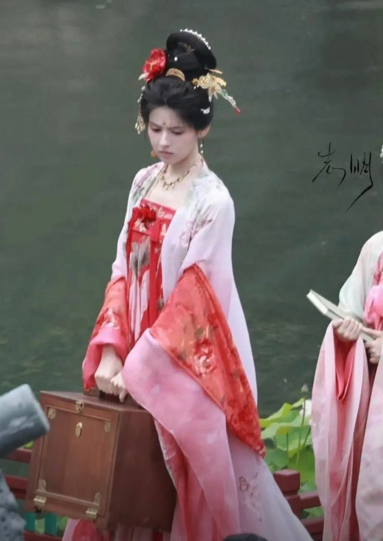 鹤男这造型和鞠婧祎也太像了吧？ 