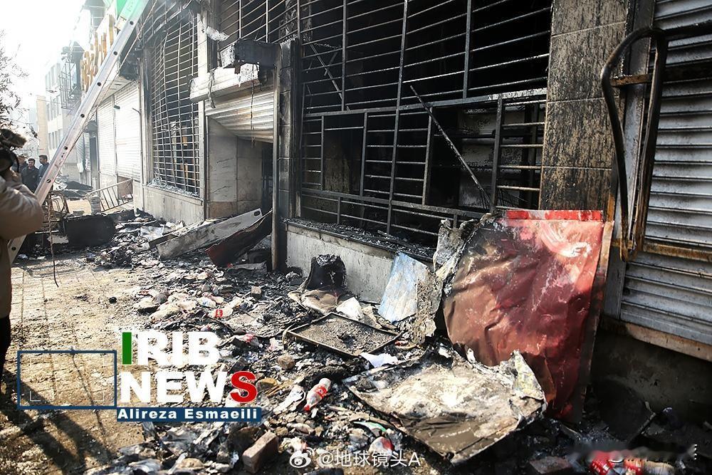 德黑兰，
一月八日被暴徒纵火焚烧的银行和商铺伊朗德黑兰 德黑兰紧急事件 德黑兰城