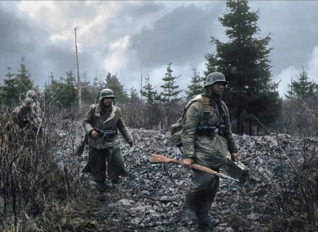 1943年12月17日，在第二次斯摩棱斯克战役后，德国掷弹兵在斯摩棱堡...