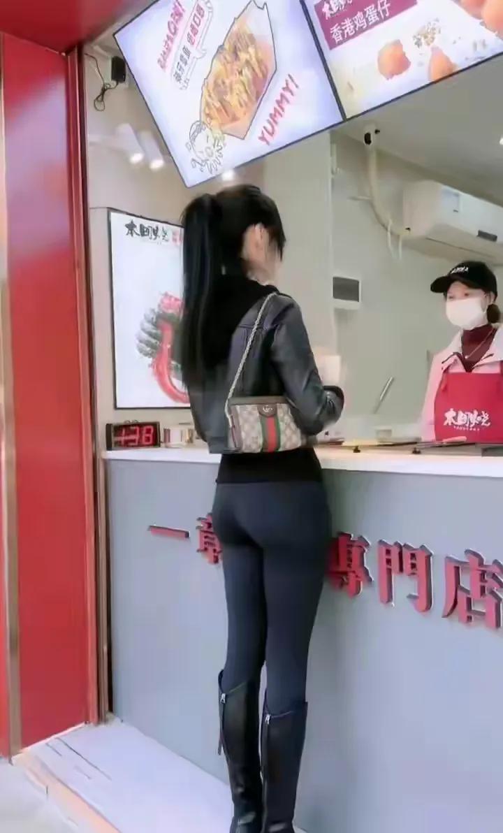 美女爱喝奶茶