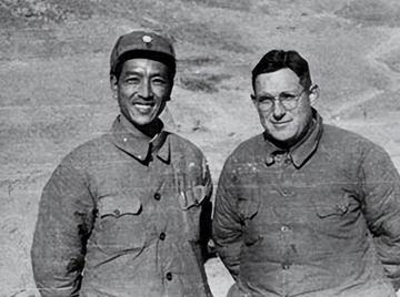 1946年，耿飚发现紧跟在身后盯梢的特务不见了，很是纳闷。随后，他特意买了礼物去