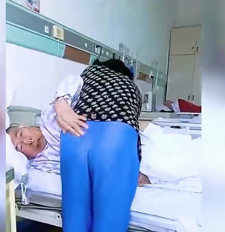 都说男人“色”，无论多大岁数都一个心思，除非是“挂墙上”了。这句话千真万确，不接