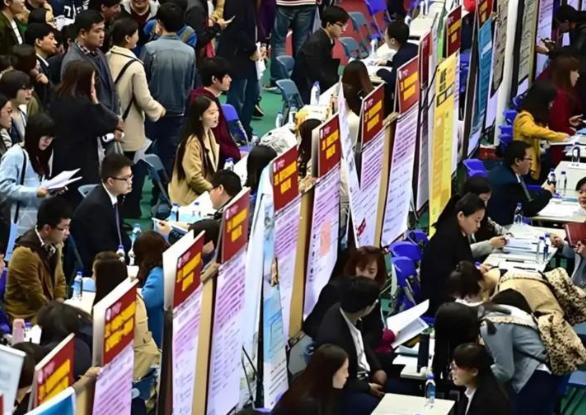 90%的人毕业十年后，从事的工作和大学专业无关。
很多人把学历贬值甩锅给AI抢工