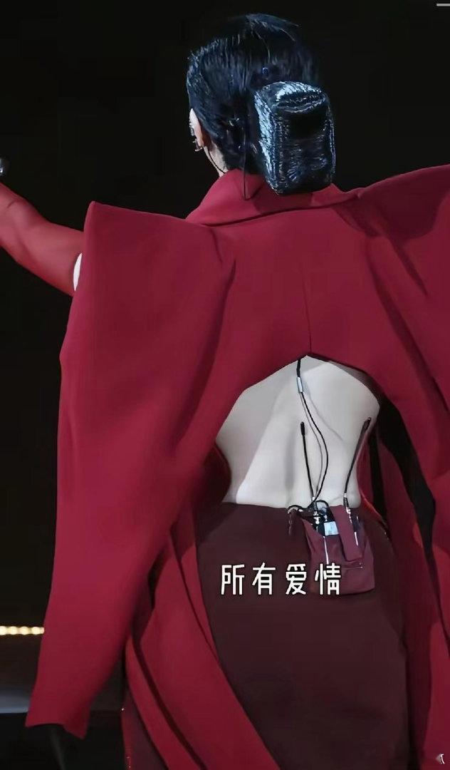 那英演唱会这衣服很有特色，感觉很吸睛，她敢穿，我敢看，欣赏不来，感觉怪怪的 ​​