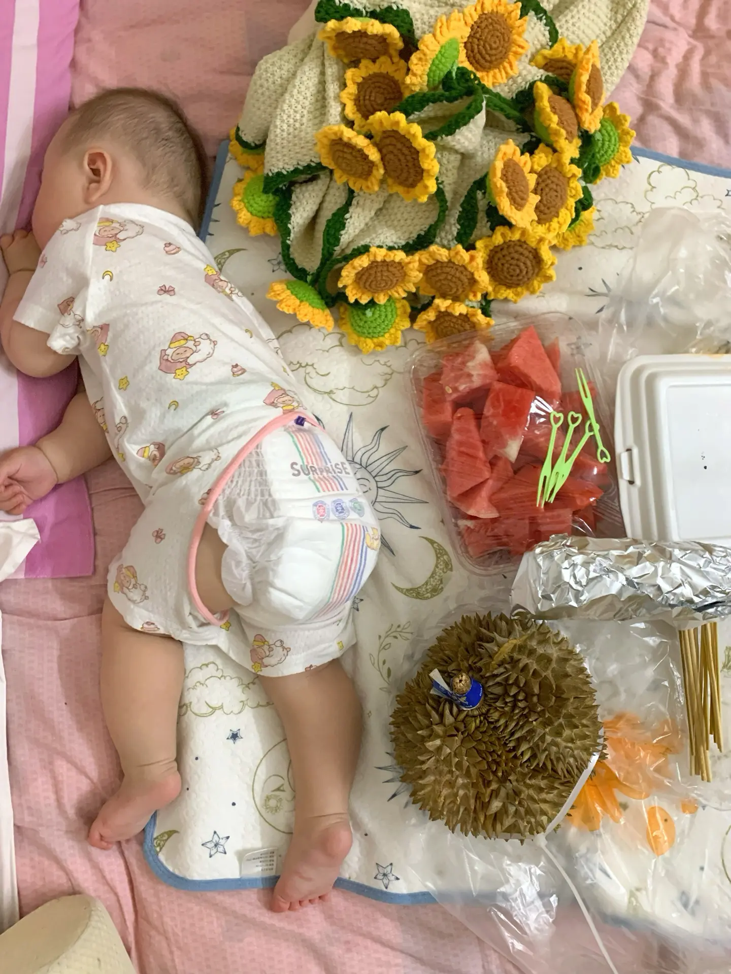 她明天早上醒来一定会非常开心。她明天早上醒来一定会非常开心吧～