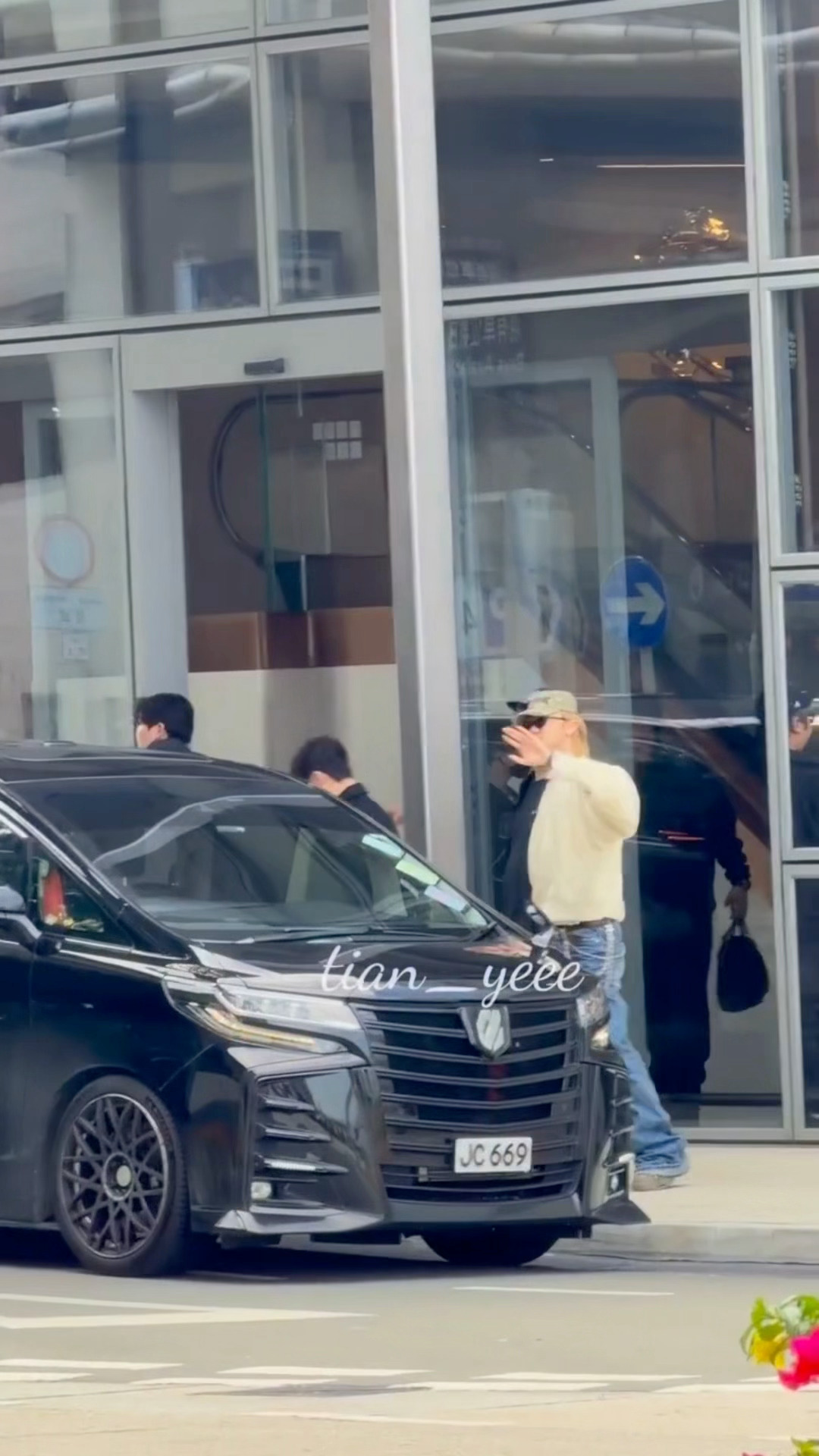 徐明浩差点撞柱子 徐明浩今日份出发 差点撞柱子 可可爱爱小迷糊哈哈哈